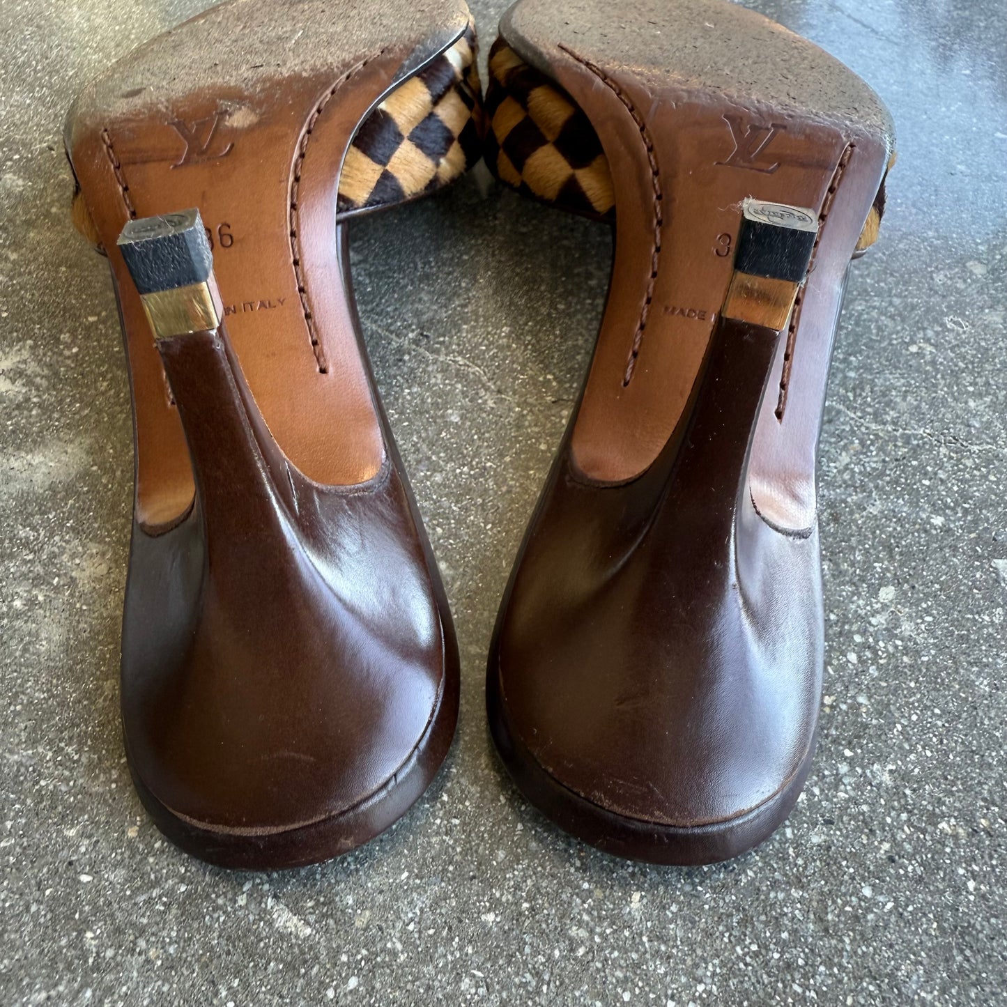 00s Louis Vuitton Damier Ponyhair Mules - US 6