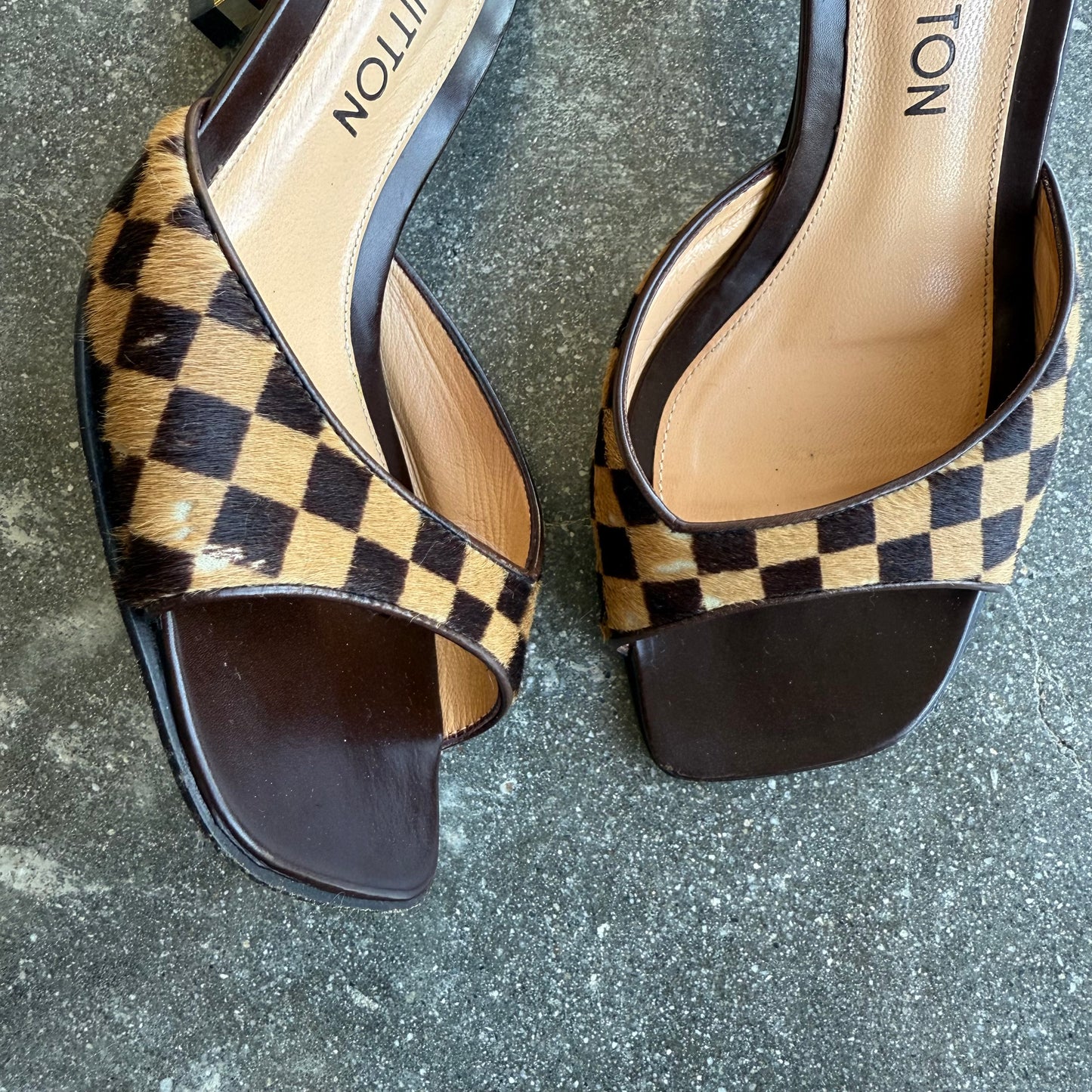 00s Louis Vuitton Damier Ponyhair Mules - US 6