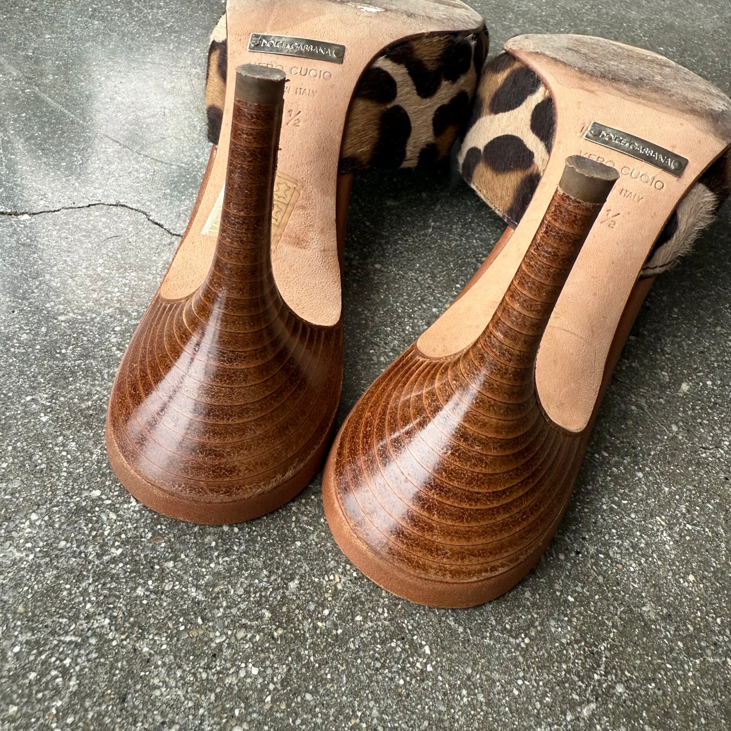 00s Dolce & Gabbana Leopard Print Ponyhair Mules - US 7.5