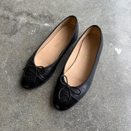 90s Chanel Black Leather Ballet Flats - US 6.5