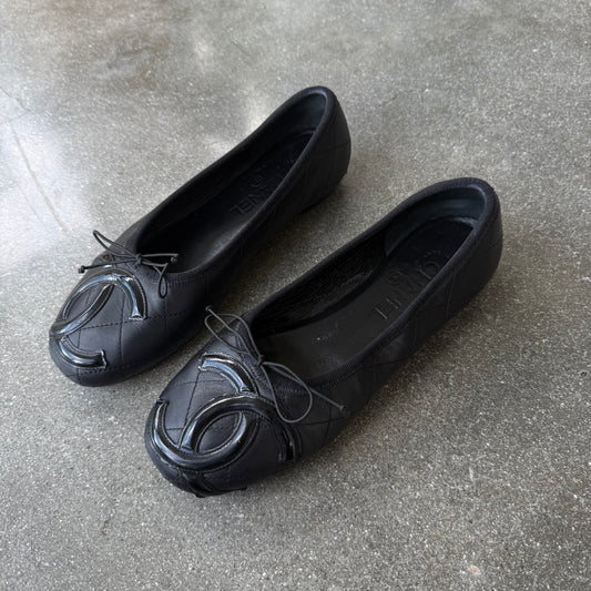 Black Lambskin and Patent Leather Chanel Cambon Ballet Flats - US 7