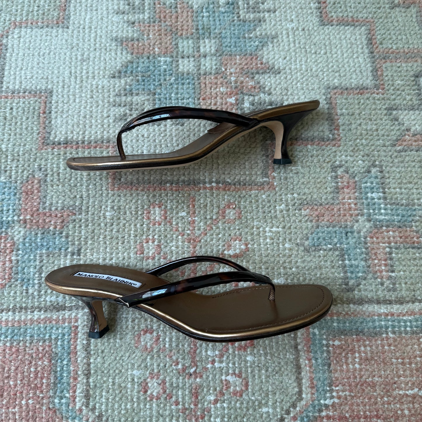 00s Manolo Blahnik Tortoise Thong Sandals - US 5.5