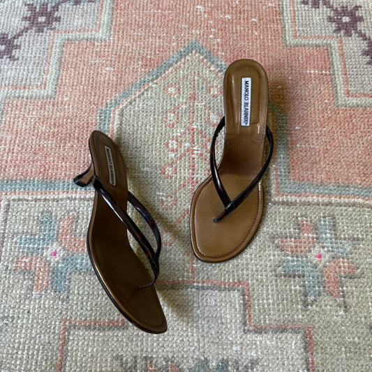 00s Manolo Blahnik Tortoise Thong Sandals - US 7
